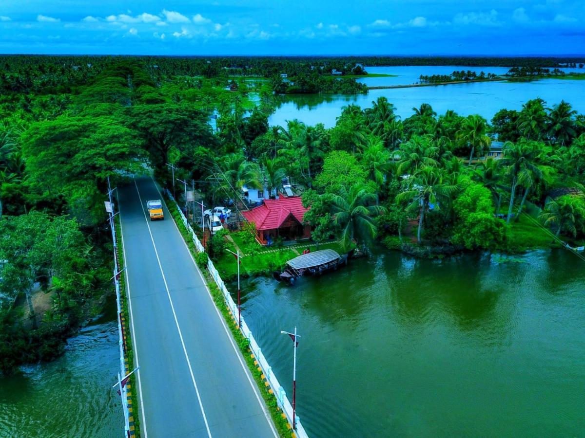 Гостевой дом Little Chembaka Кумараком Экстерьер фото
